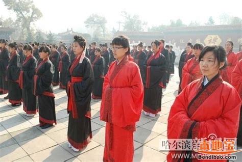 18日哈尔滨首届汉服成人礼上100名学生宣告成年 - 新闻 - 爱汉服