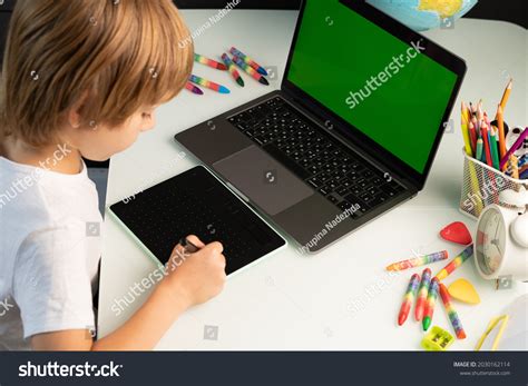Bored Kid Computer Drawing 的图像结果