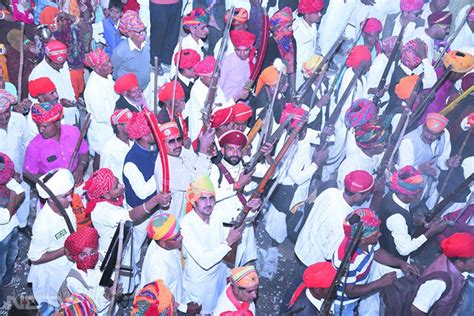 होली पर गरजती तोप और बरसती गोलियां, 450 साल पुरानी परंपरा आज भी निभा ...