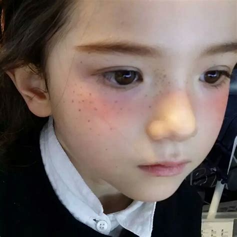 脸上有小雀斑的!_百度知道
