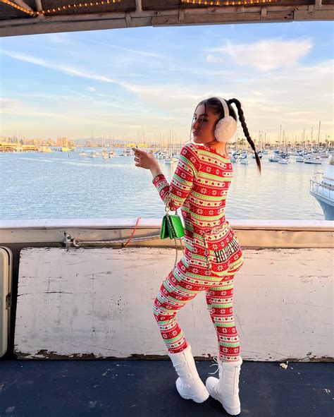 Dani Jackel | ‘tis the freaking season💚 | Instagram