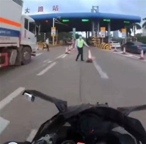 网红“苏乞儿”骑摩托上高速视频，引发热议！警方介入_高速公路_广东_南都