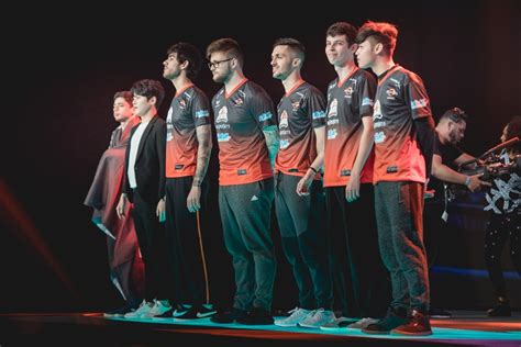 Invictus Gaming Sweeps Fnatic 3-0 to Win League of Legends World ...