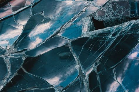 破碎的玻璃钢化玻璃安全裂纹倒映着蓝天白云