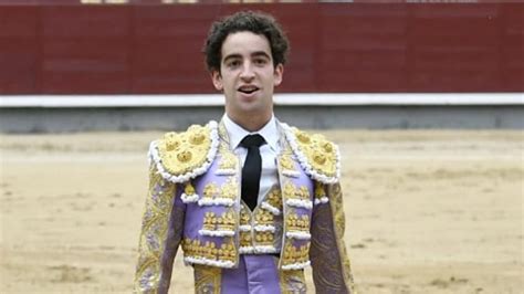 La fe y las muñecas de Víctor Hernández conquistan la Puerta Grande de ...