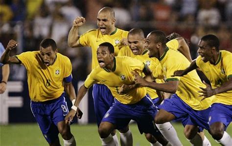 图文:[美洲杯]巴西7-6乌拉圭 桑巴欢庆胜利-搜狐体育