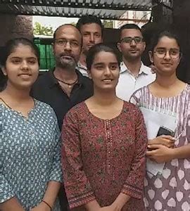 चाय बेच पिता ने दो बेटियों को पढ़ाया, सरकारी नौकरी में दोनों ने एक साथ ...
