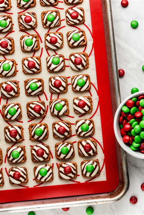 Christmas Pretzel Hugs - Garnish & Glaze