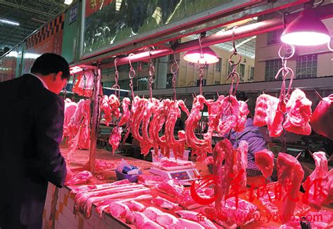 为图猪肉卖相好肉铺上演红灯记 专家:借助自然光买肉_新浪新闻