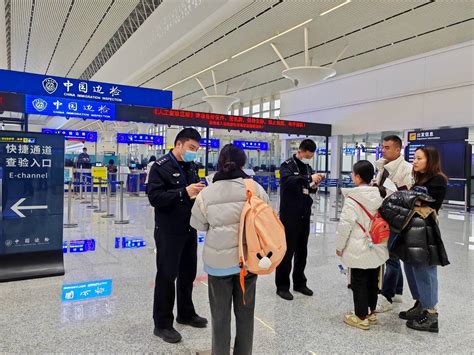 济南：出入境迎高峰 边检全警保畅通