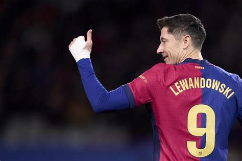 Lewandowski's Form Sparks Barcelona Discussion on Striker's Role