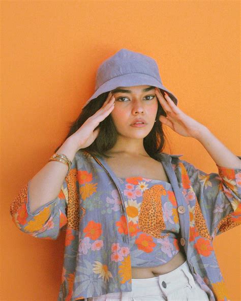 Into the wild set – LabelSugar