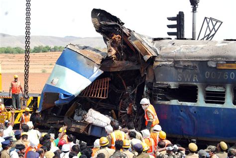 印度火车相撞事故已致25人死亡（组图）_第一金融网