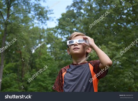 Persona con gafas para mirar eclipses: Más de 356 fotos de stock con ...