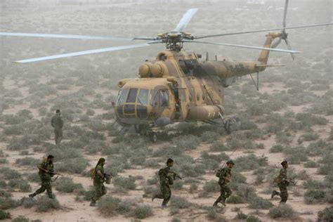 ヘリコプターを使った緊急展開訓練を行うイラン革命…：イランの軍事力 写真特集：時事ドットコム