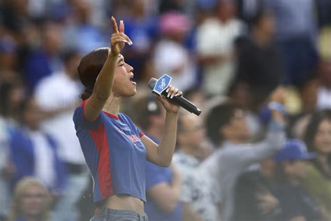 Singer performs U.S. national anthem in Spanish at Dodger Stadium | KTLA