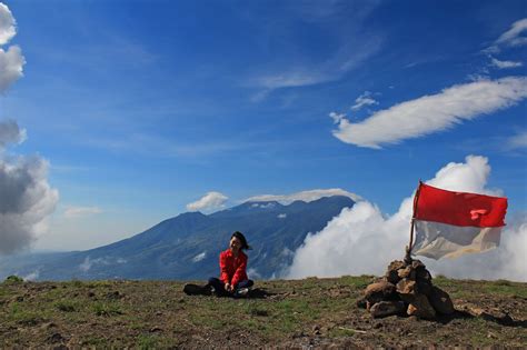 4 Gunung yang Pas untuk Solo Hiking - Madingmu