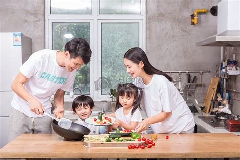 爸爸妈妈和孩子一起在厨房做菜高清图片下载-正版图片500441007-摄图网