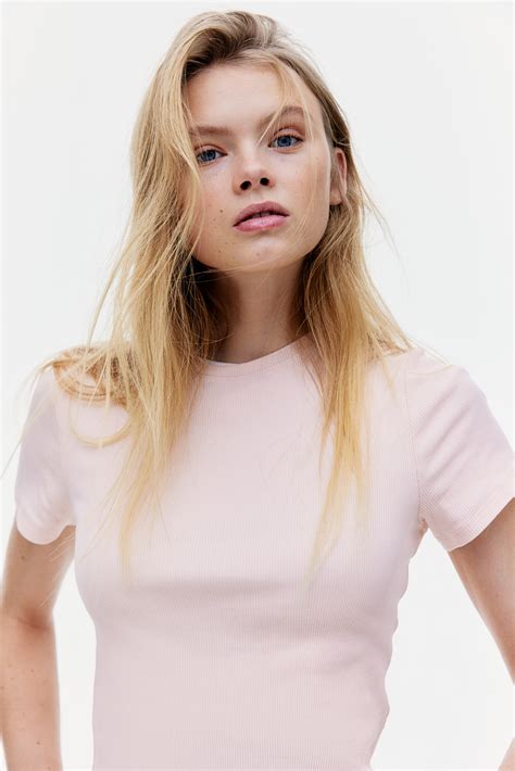 Fitted T-shirt - Light peach pink - Ladies | H&M IN