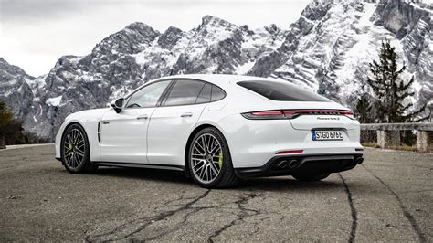 Porsche Panamera 2022 Wallpaper
