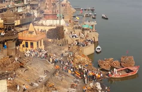 इस घाट का इतिहास कर देगा आपको हैरान - manikarnika mahashamshan ghat in ...