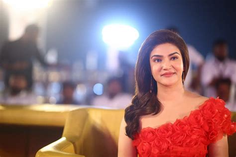 Honey Rose : వీరసింహా రెడ్డి ప్రీ రిలీజ్ ఈవెంట్‌లో.. రెడ్ డ్రెస్‌లో ...