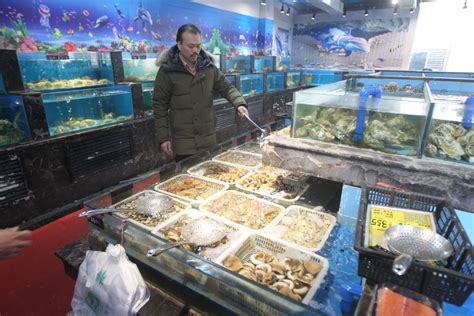 走访郑州海鲜市场：每斤258元的帝王蟹，春节前一个月能卖50吨_腾讯新闻