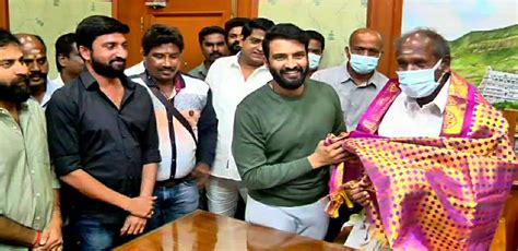 புதுச்சேரி முதல்வரிடம் ஆசி பெற்ற நடிகர் சந்தானம் | பொழுதுபோக்கு ...