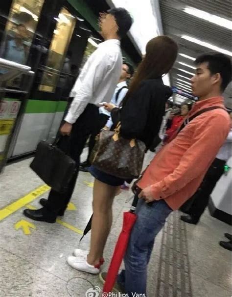 男子偷拍被抽耳光：地鐵里偷拍美女裙底被抓住 - iFuun