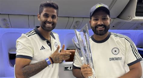 [Picture] “Coming home” – Rohit Sharma and Suryakumar Yadav pose with ...