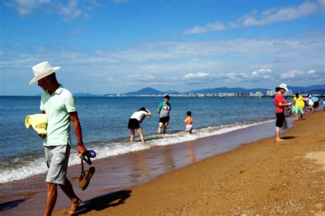 科学网—三亚湾海滩掠影（5）：欢笑的人群 - 徐长庆的博文