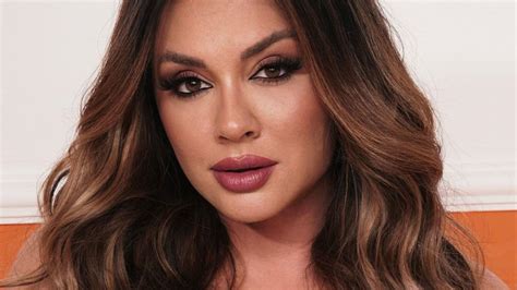 Juju Salimeni posa em sua academia de R$ 40 milhões e faz revelação