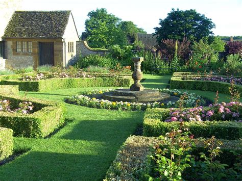 21 Old English Garden Design Ideas To Consider | SharonSable