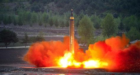 朝鲜试射弹道导弹 飞越日本北海道上空