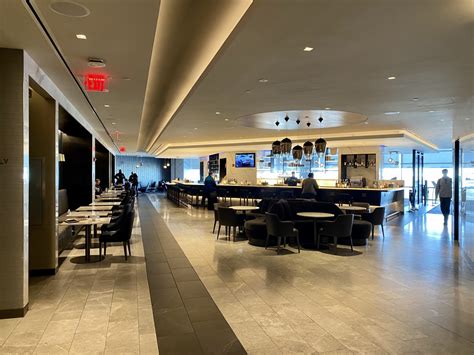 Review: United Polaris Lounge Newark (EWR) | Thrifty Traveler