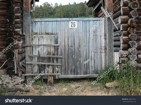 Barn Front View 的图像结果