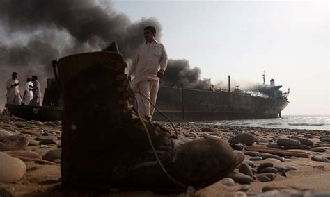 The Ugly Side of Pakistan's Ship-Breaking Industry at Gadani - The Wire