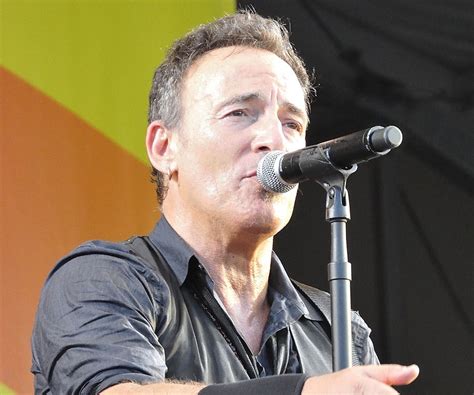 Bruce Springsteen Biography - Facts, Childhood, Family Life & Achievements