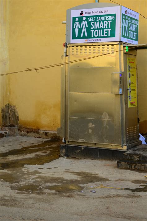 这里的人都是在在野外排泄，在印度你发现到有一个厕所是很稀有的