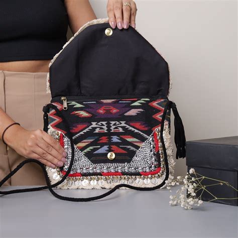 Sandra Red & Black – Sanskriti777