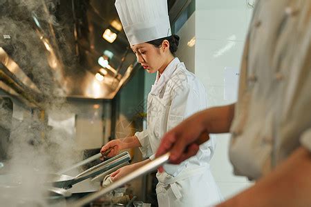 专业队厨师厨师繁忙的酒店餐厅厨房准备饭菜队厨师厨师准备饭菜高清图片下载-正版图片300114951-摄图网