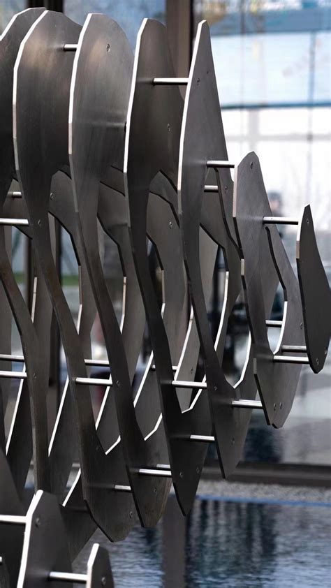 大型不锈钢雕塑制作现场（汽车烤漆工艺）-制作现场-常州辉卓雕塑艺术工程有限公司