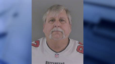 Florida man in Buccaneers jersey poses as officer, attempts to pull ...