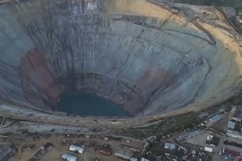 世界上特别的大坑，最深的坑有525米，每一个都凶险异常_凤凰网视频_凤凰网