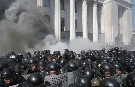 烏克蘭國會示威現場爆炸 百餘人受傷-風傳媒