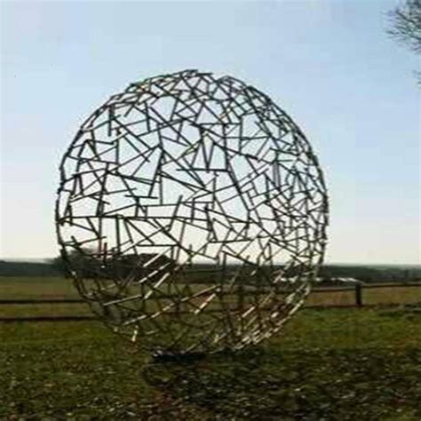 不锈钢景观球雕塑的装饰性能-宏通雕塑
