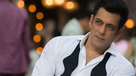 Salman Khan birthday: Cops lathicharge crowd gathered outside Sultan’s ...