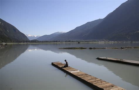 In Hyder, roaming grizzlies, no police and large doses of Canada ...