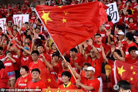 中国足球队“对不起”再遭挖坟 球迷：原谅你_体育_腾讯网