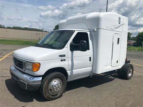 Custom Sleeper Cab: 2004 Ford E-450 - DailyTurismo